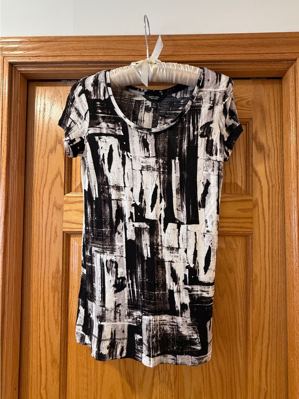 Simply Vera Vera Wang Black and White Abstract Scoop Neck Tee